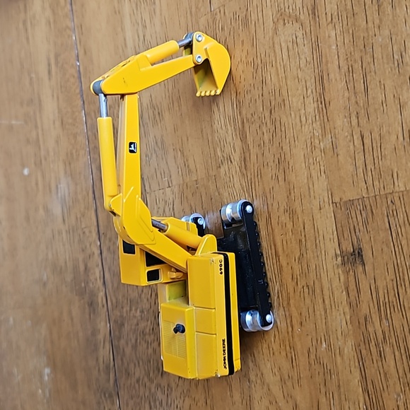 John Deere Excavator by Ertl - Picture 2 of 9